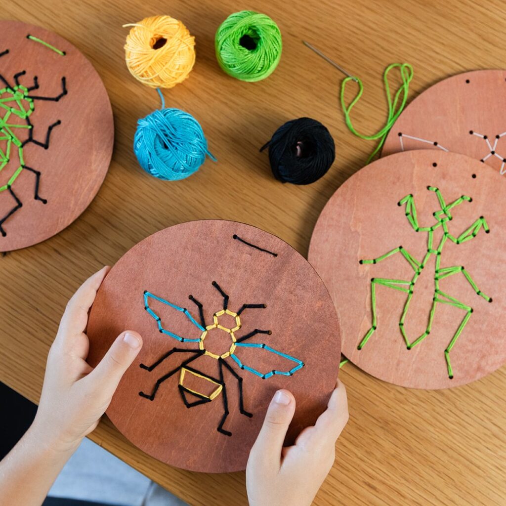 רקמה על עץ חרקים – תמונה 2