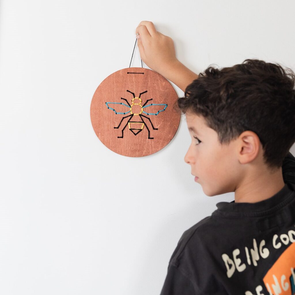 רקמה על עץ חרקים – תמונה 7